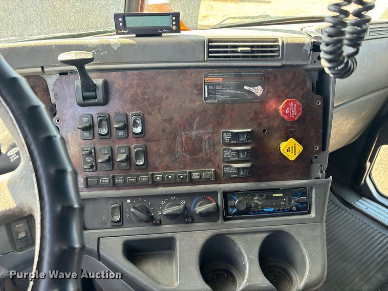 image for item DH8642 2006 Freightliner Century Class semi truck