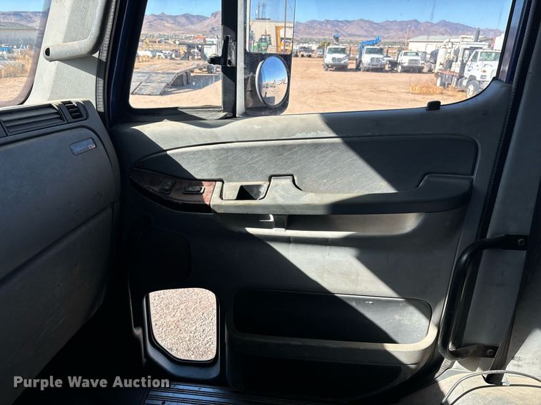 image for item DH8642 2006 Freightliner Century Class semi truck