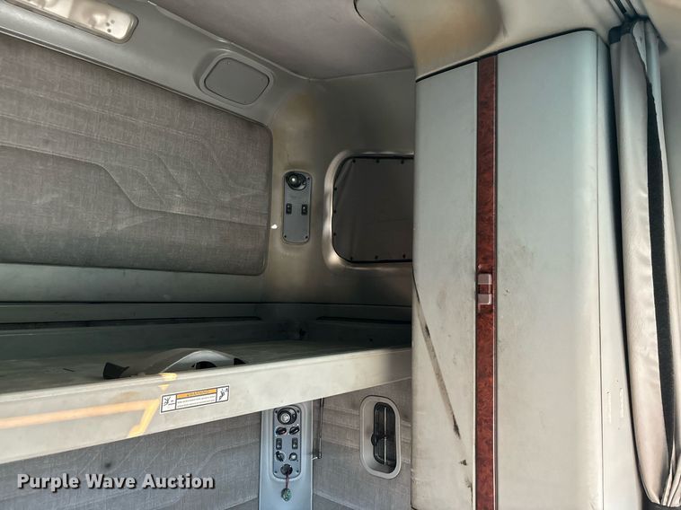 image for item DH8642 2006 Freightliner Century Class semi truck