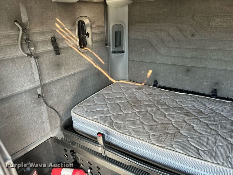 image for item DH8642 2006 Freightliner Century Class semi truck