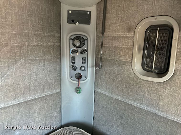 image for item DH8642 2006 Freightliner Century Class semi truck