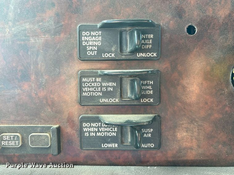 image for item DH8642 2006 Freightliner Century Class semi truck