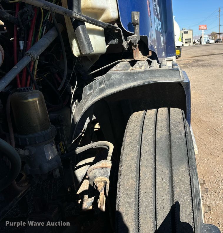 image for item DH8642 2006 Freightliner Century Class semi truck