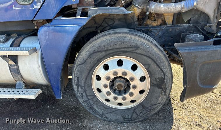 image for item DH8642 2006 Freightliner Century Class semi truck