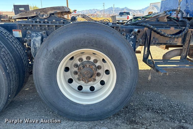 image for item DH8642 2006 Freightliner Century Class semi truck