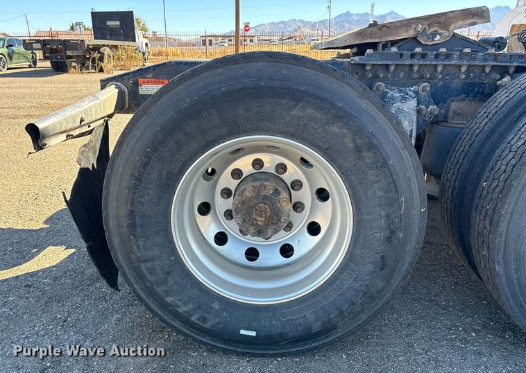 image for item DH8642 2006 Freightliner Century Class semi truck