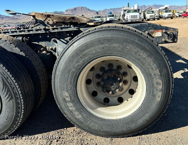 image for item DH8642 2006 Freightliner Century Class semi truck