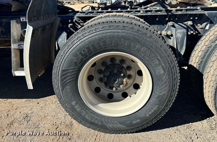 image for item DH8642 2006 Freightliner Century Class semi truck