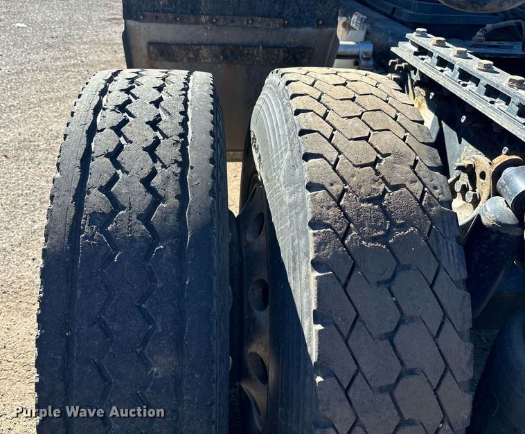 image for item DH8642 2006 Freightliner Century Class semi truck