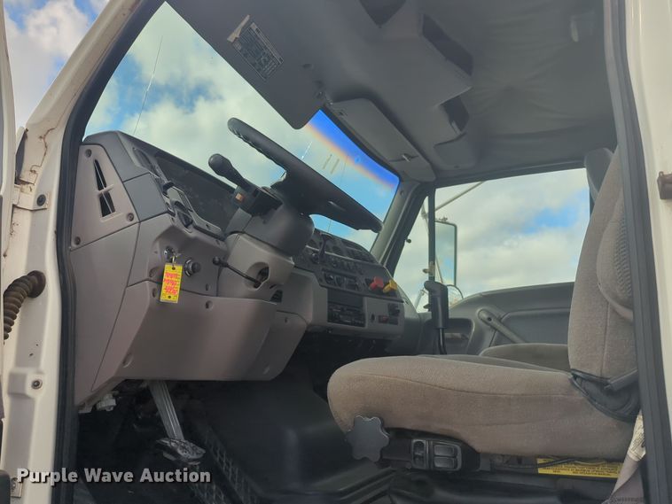 image for item DL1048 1998 Ford LA9000 semi truck