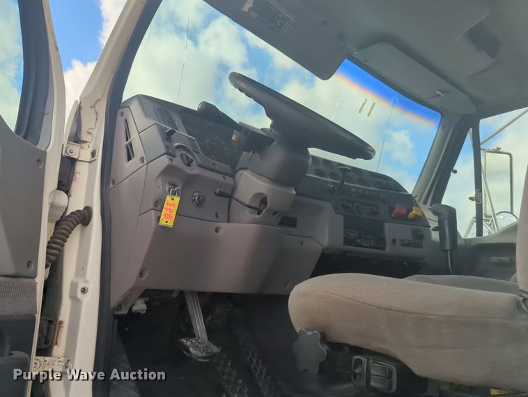 image for item DL1048 1998 Ford LA9000 semi truck