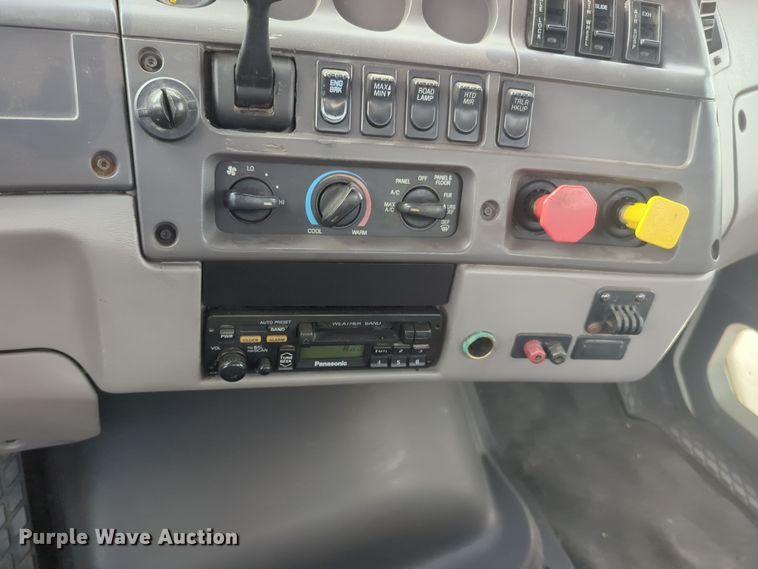 image for item DL1048 1998 Ford LA9000 semi truck