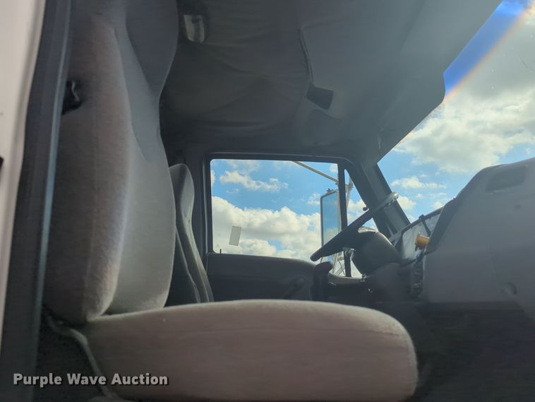 image for item DL1048 1998 Ford LA9000 semi truck