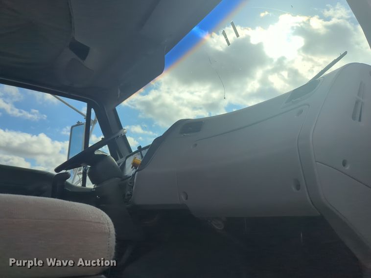 image for item DL1048 1998 Ford LA9000 semi truck