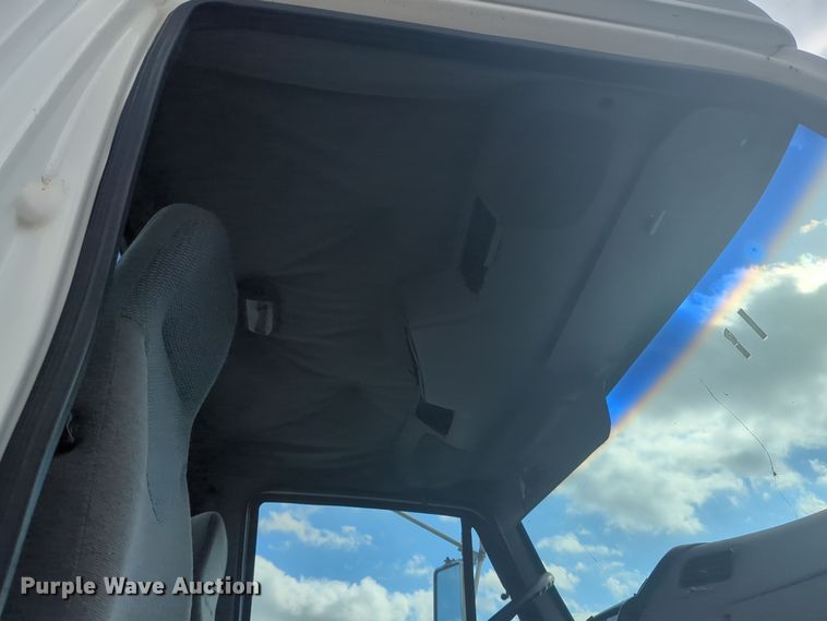 image for item DL1048 1998 Ford LA9000 semi truck