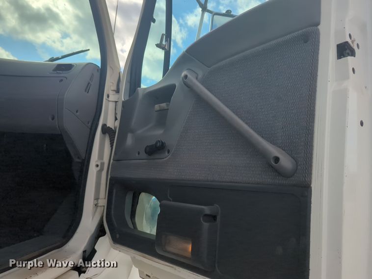 image for item DL1048 1998 Ford LA9000 semi truck