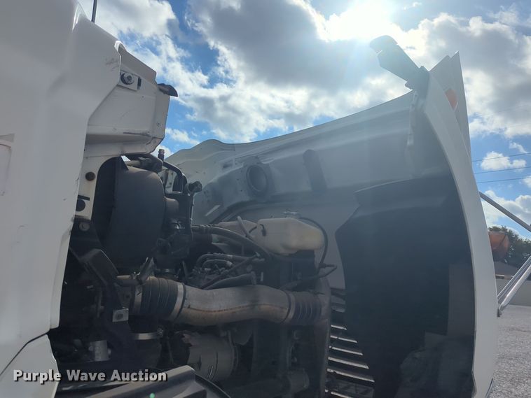 image for item DL1048 1998 Ford LA9000 semi truck