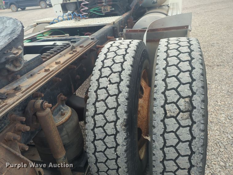 image for item DL1048 1998 Ford LA9000 semi truck