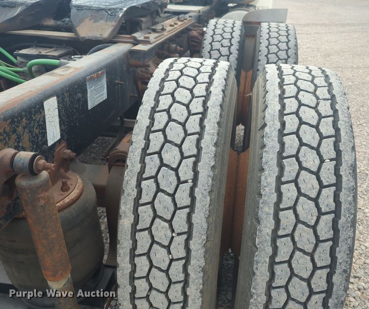 image for item DL1048 1998 Ford LA9000 semi truck