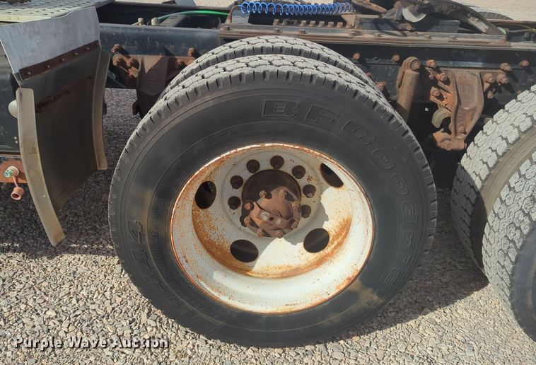 image for item DL1048 1998 Ford LA9000 semi truck