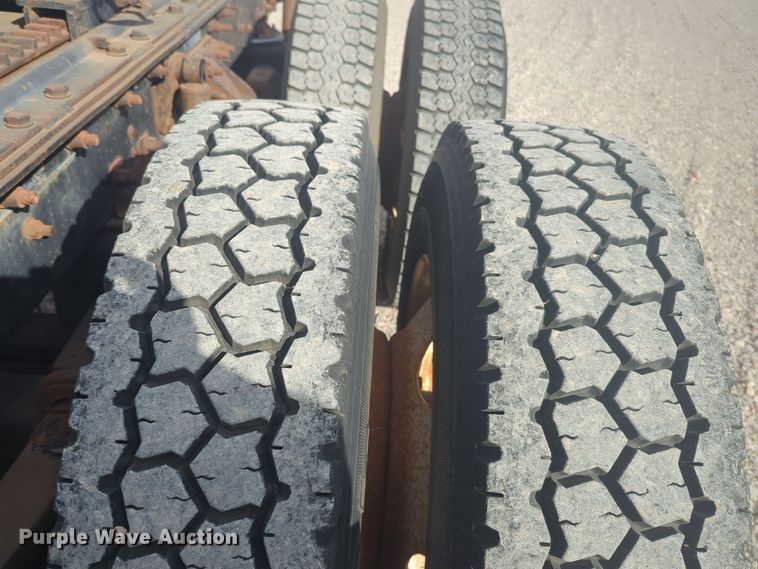 image for item DL1048 1998 Ford LA9000 semi truck