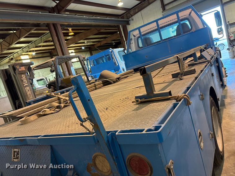 image for item DM1865 2016 Freightliner Business Class M2 106 flatbed truck