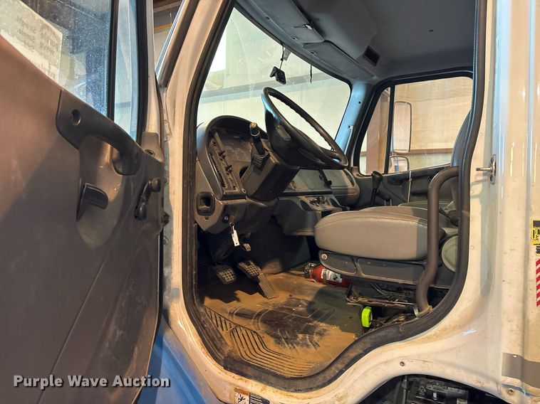 image for item DM1865 2016 Freightliner Business Class M2 106 flatbed truck