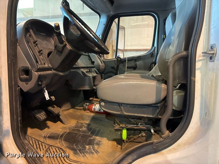 image for item DM1865 2016 Freightliner Business Class M2 106 flatbed truck