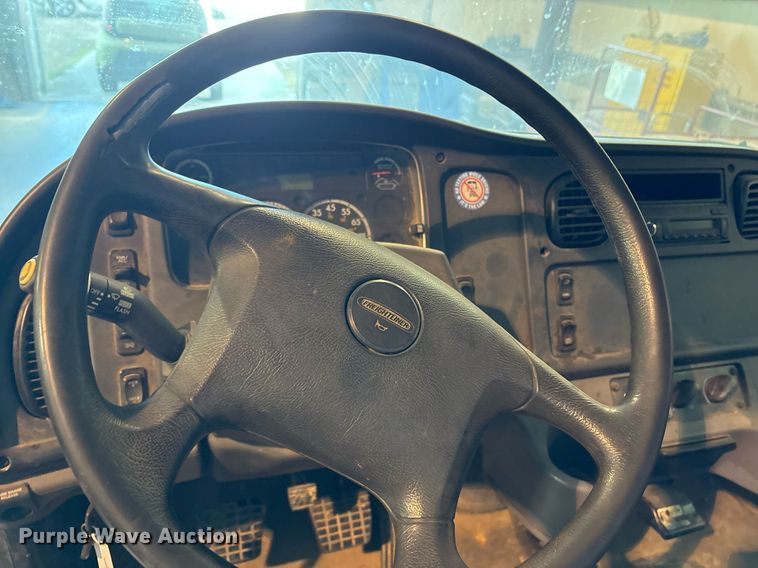 image for item DM1865 2016 Freightliner Business Class M2 106 flatbed truck