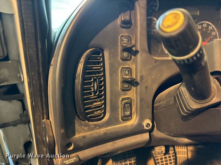 image for item DM1865 2016 Freightliner Business Class M2 106 flatbed truck