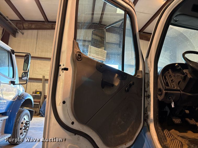 image for item DM1865 2016 Freightliner Business Class M2 106 flatbed truck