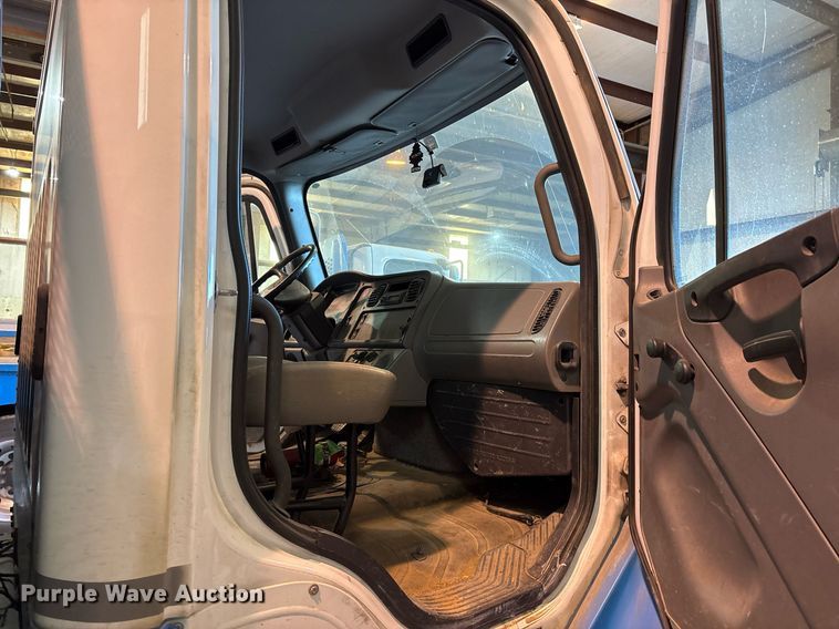 image for item DM1865 2016 Freightliner Business Class M2 106 flatbed truck