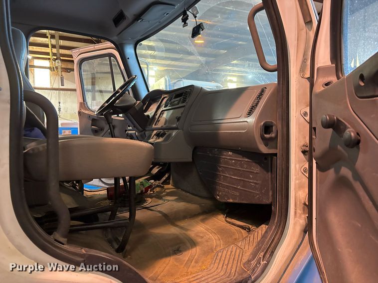 image for item DM1865 2016 Freightliner Business Class M2 106 flatbed truck