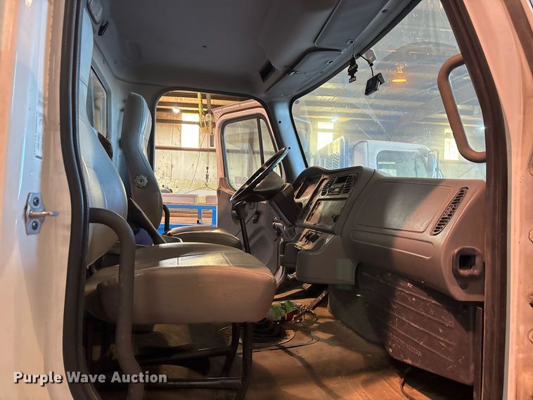 image for item DM1865 2016 Freightliner Business Class M2 106 flatbed truck