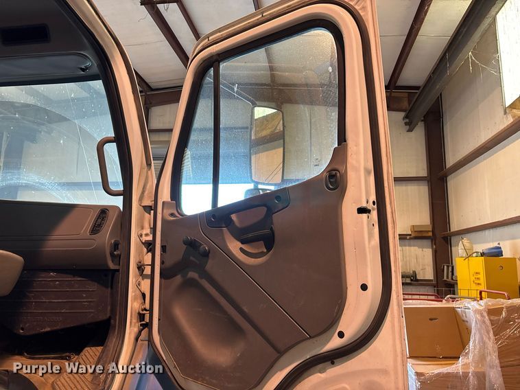 image for item DM1865 2016 Freightliner Business Class M2 106 flatbed truck