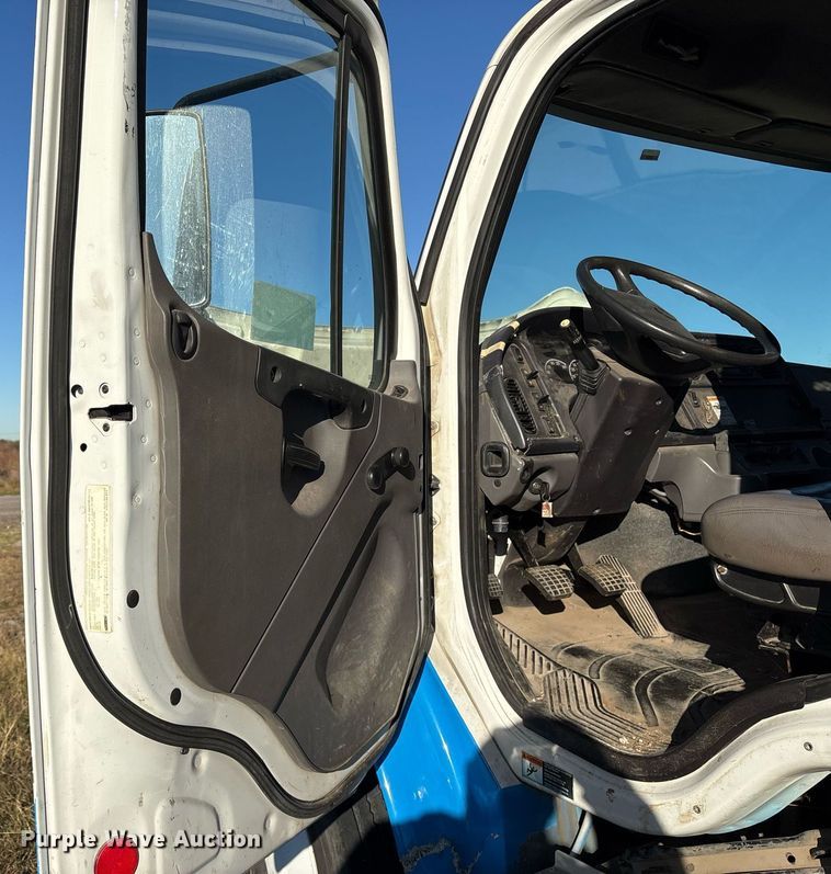 image for item DM1866 2014 Freightliner Business Class M2 106 flatbed truck