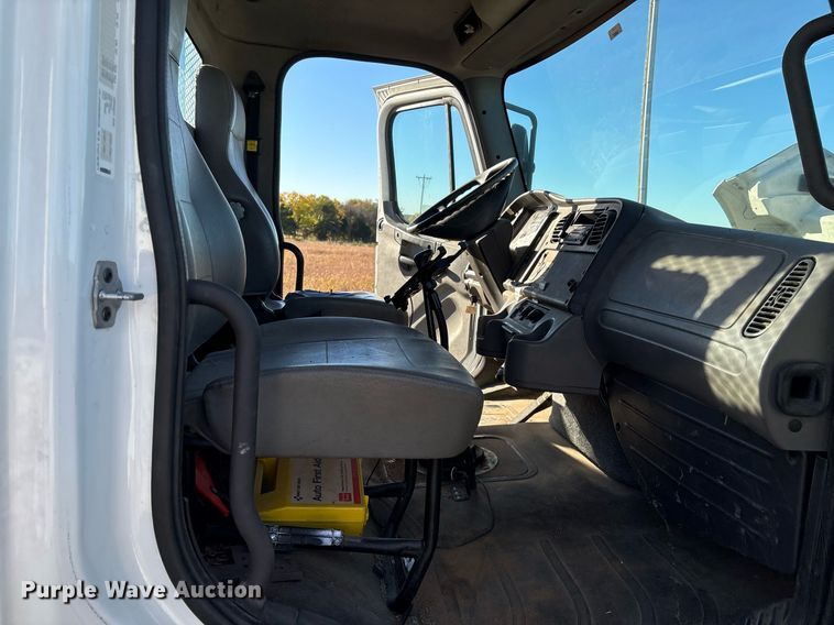 image for item DM1866 2014 Freightliner Business Class M2 106 flatbed truck