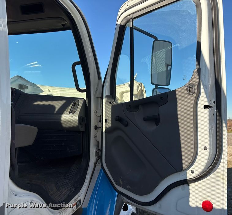 image for item DM1866 2014 Freightliner Business Class M2 106 flatbed truck