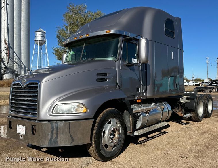 image for item DM2735 2000 Mack CX6 semi truck