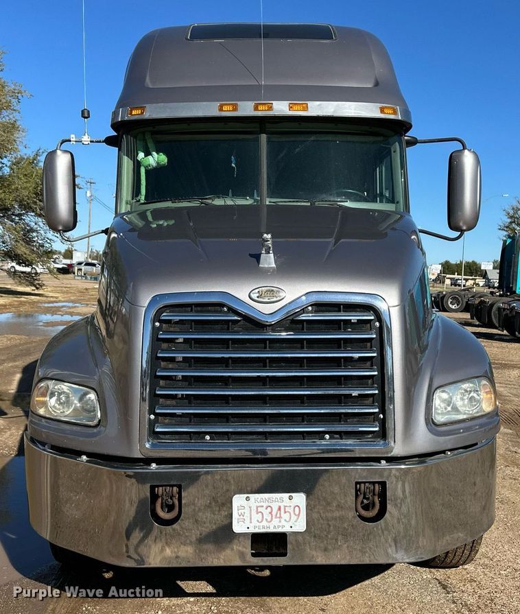 image for item DM2735 2000 Mack CX6 semi truck