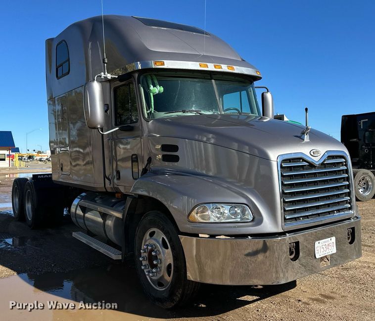 image for item DM2735 2000 Mack CX6 semi truck