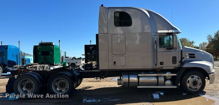 image for item DM2735 2000 Mack CX6 semi truck