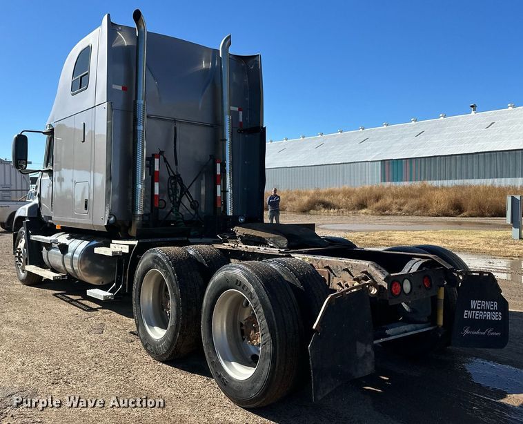 image for item DM2735 2000 Mack CX6 semi truck