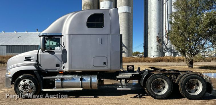 image for item DM2735 2000 Mack CX6 semi truck