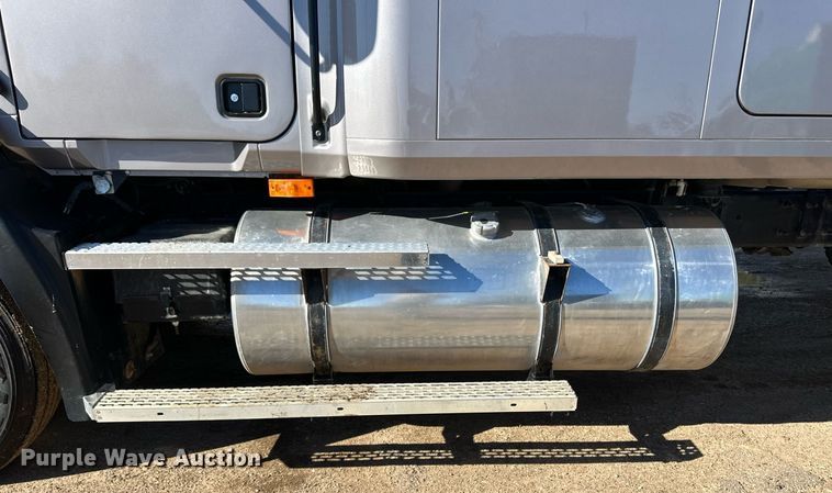 image for item DM2735 2000 Mack CX6 semi truck