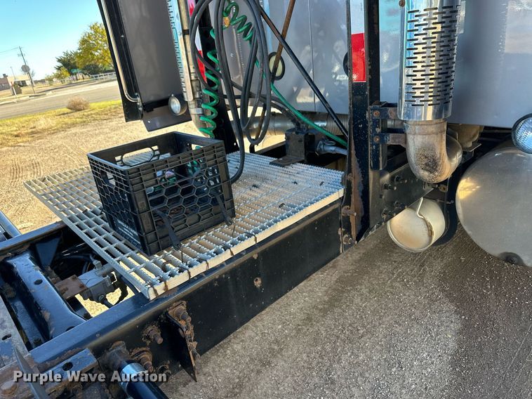 image for item DM2735 2000 Mack CX6 semi truck