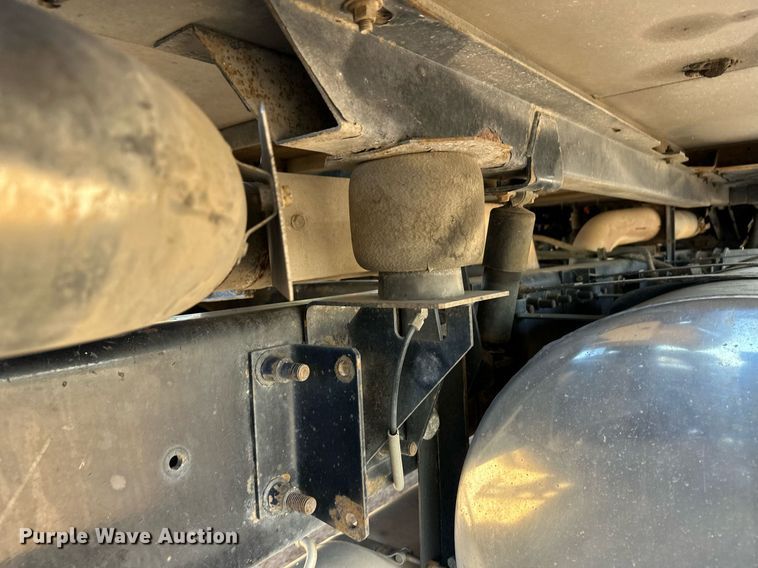 image for item DM2735 2000 Mack CX6 semi truck