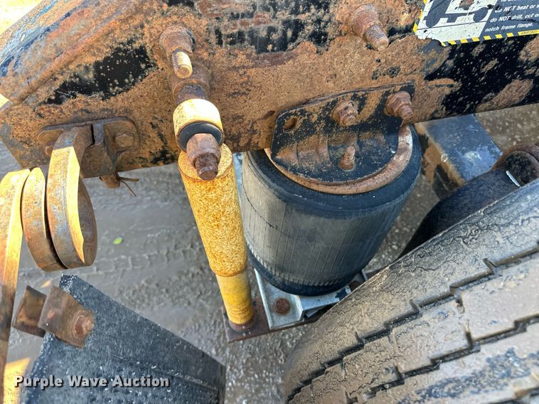 image for item DM2735 2000 Mack CX6 semi truck