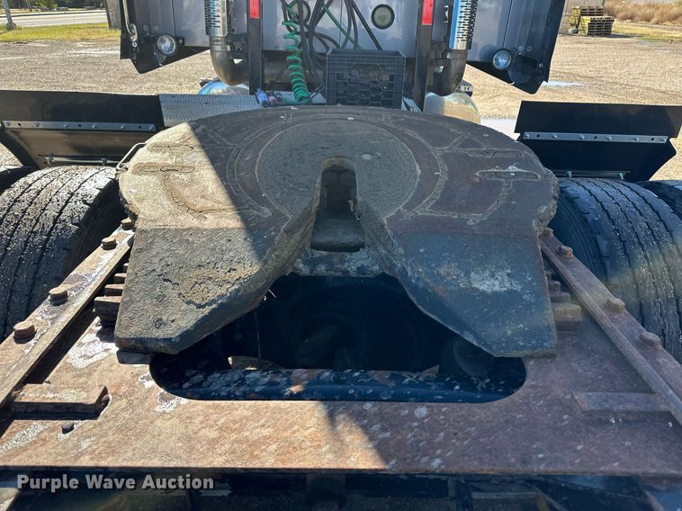 image for item DM2735 2000 Mack CX6 semi truck
