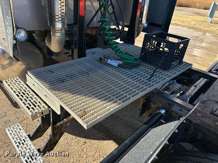 image for item DM2735 2000 Mack CX6 semi truck